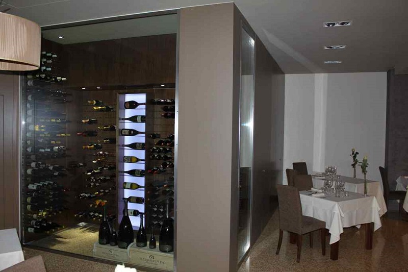 esigo refrigerated wine room ho.re.ca. furniture